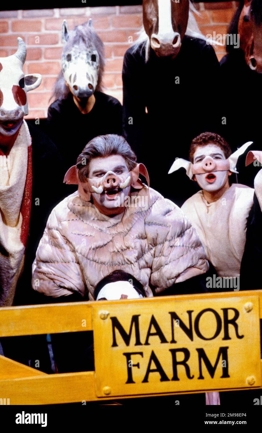l-r: Kenny Ireland (Old Major), Greg Hicks (Snowball) dans UNE FERME D'ANIMAUX par George Orwell au Cottesloe Theatre, National Theatre (NT), Londres SE1 25/04/1984 adapté et réalisé par Peter Hall design: Jennifer Carey éclairage: John Bury mouvement: Stuart Hopps Banque D'Images