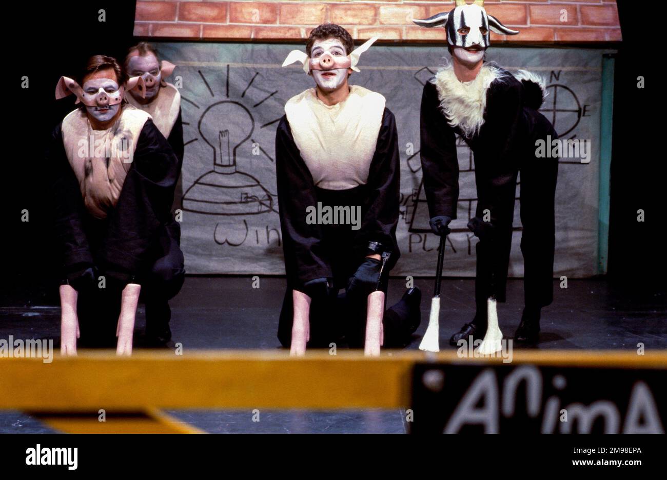De gauche à droite : Barrie Rutter (Napoléon), David Ryall (Squealer - arrière), Greg Hicks (Snowball) dans UNE FERME D'ANIMAUX par George Orwell au Cottesloe Theatre, National Theatre (NT), Londres SE1 25/04/1984 adapté et réalisé par Peter Hall design: Jennifer Carey éclairage: John Bury mouvement: Stuart Hopps Banque D'Images