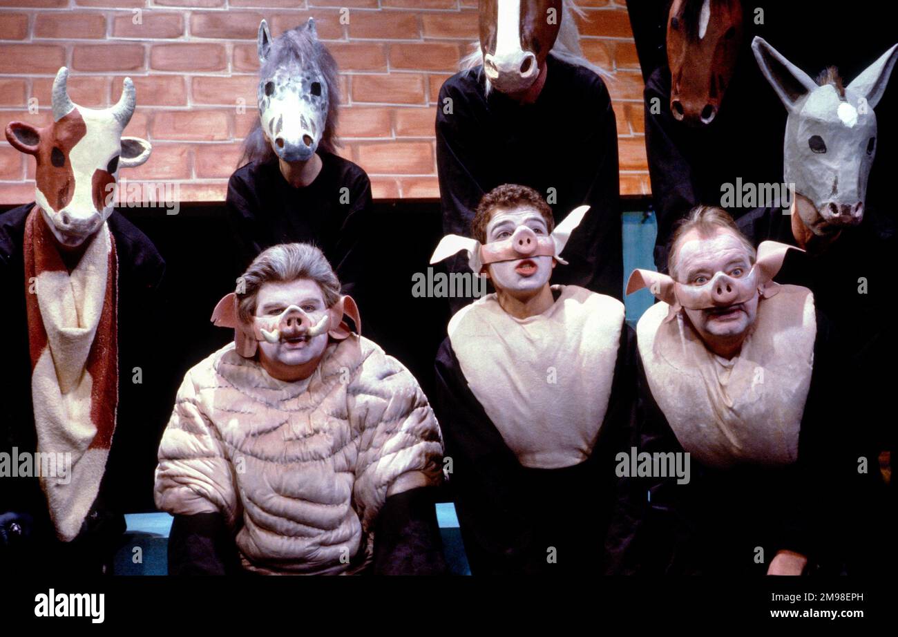 l-r: Kenny Ireland (Old Major), Greg Hicks (Snowball), David Ryall (Squealer) dans UNE FERME ANIMALE par George Orwell au Cottesloe Theatre, National Theatre (NT), Londres SE1 25/04/1984 adapté et réalisé par Peter Hall design: Jennifer Carey éclairage: John Bury mouvement: Stuart Hopps Banque D'Images