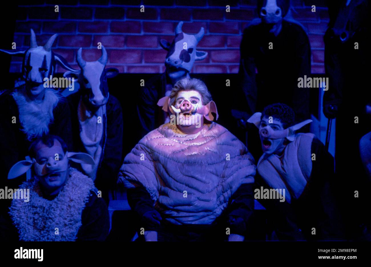 Avant gauche : David Ryall (Squealer), Kenny Ireland (Old Major), Greg Hicks (Snowball) dans UNE FERME ANIMALE par George Orwell au Cottesloe Theatre, National Theatre (NT), Londres SE1 25/04/1984 adapté et réalisé par Peter Hall design: Jennifer Carey éclairage: John Bury mouvement: Stuart Hopps Banque D'Images