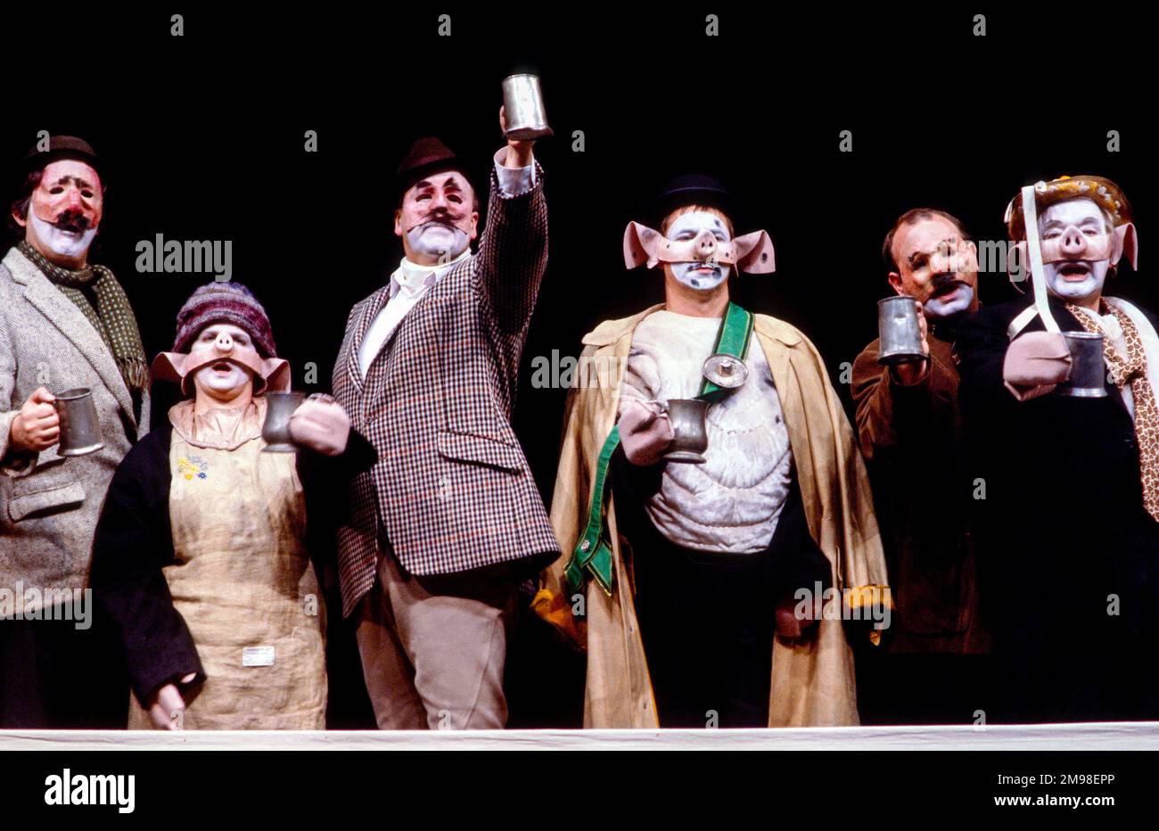 Centre: Barrie Rutter (Napoléon) à droite: David Ryall (Squealer) dans UNE FERME D'ANIMAUX par George Orwell au Cottesloe Theatre, National Theatre (NT), Londres SE1 25/04/1984 adapté et réalisé par Peter Hall design: Jennifer Carey éclairage: John Bury mouvement: Stuart Hopps Banque D'Images