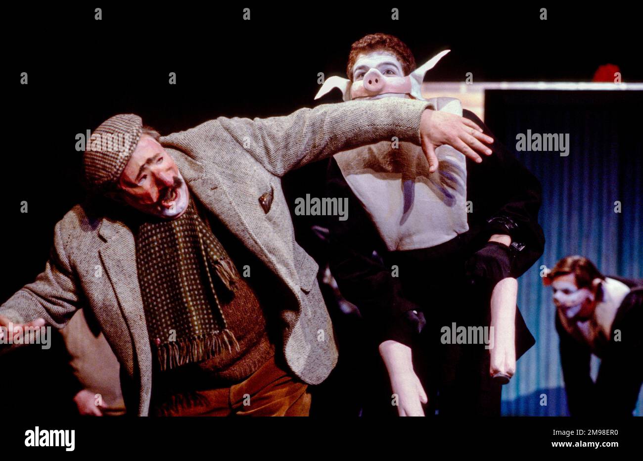 Snowball (Greg Hicks) attaque M. Jones dans UNE FERME ANIMALE par George Orwell au Cottesloe Theatre, National Theatre (NT), Londres SE1 25/04/1984 adapté et réalisé par Peter Hall design: Jennifer Carey éclairage: John Bury mouvement: Stuart Hopps Banque D'Images