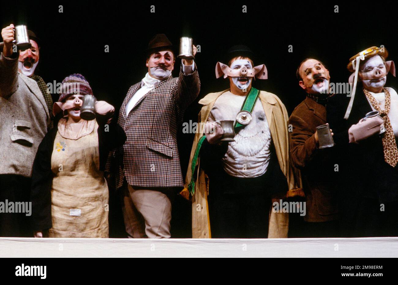 Centre: Barrie Rutter (Napoléon) à droite: David Ryall (Squealer) dans UNE FERME D'ANIMAUX par George Orwell au Olivier Theatre, National Theatre (NT), Londres SE1 27/09/1984 adapté et réalisé par Peter Hall design: Jennifer Carey éclairage: John Bury mouvement: Stuart Hopps Banque D'Images