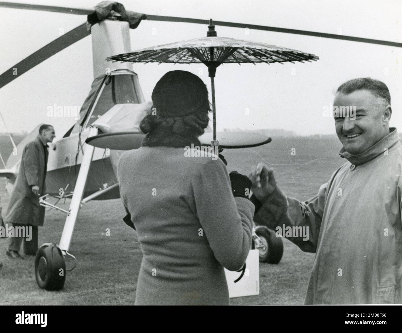W. Wyne, connu sous le nom de ?Winnie Wynne? Un passionné d'autogyro, devant une Cierva C40 à la Royal Aeronautical Society Garden Party, à l'aérodrome de Great West, Hayes, Middlesex, le 14 mai 1939. Banque D'Images