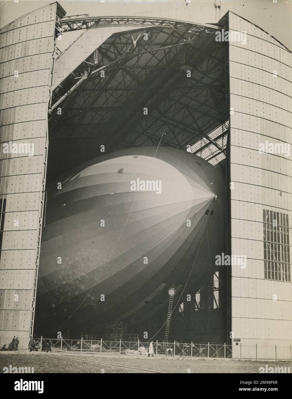 Le LZ129 Hindenburg dans son hangar à Friedrichshafen le 3 mars 1936, la veille de son premier vol. Banque D'Images