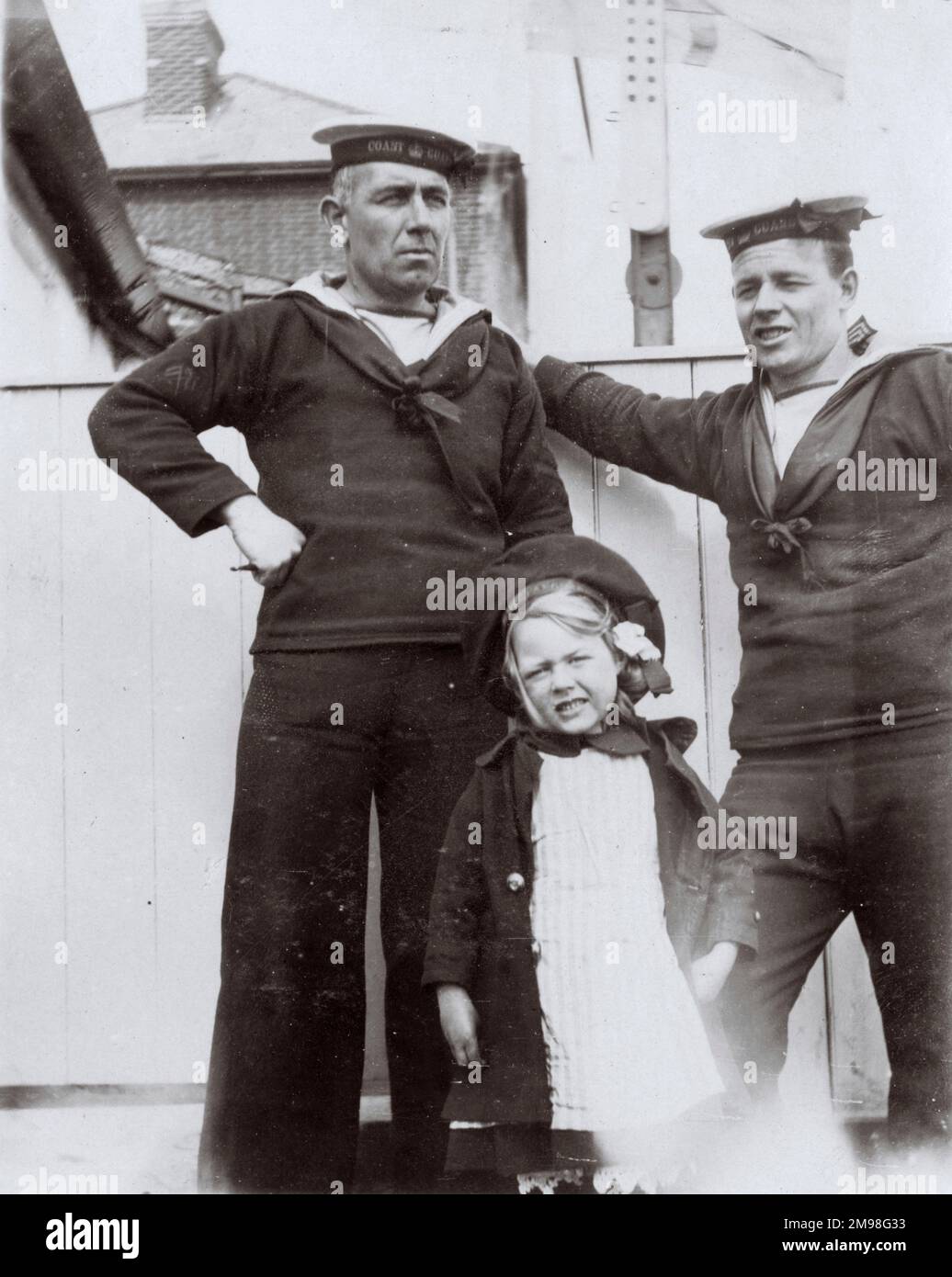 Deux gardes-côtes et une petite fille, à Southwold, Suffolk. Banque D'Images