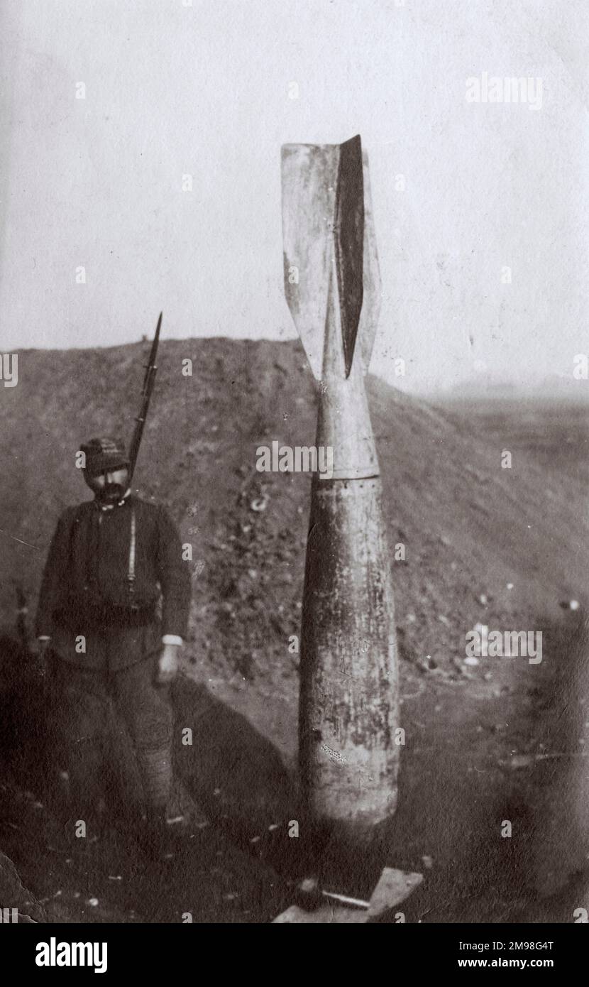 Bombe allemande non explosée exposée, Italie, première Guerre mondiale, avec un soldat italien debout à côté. Banque D'Images