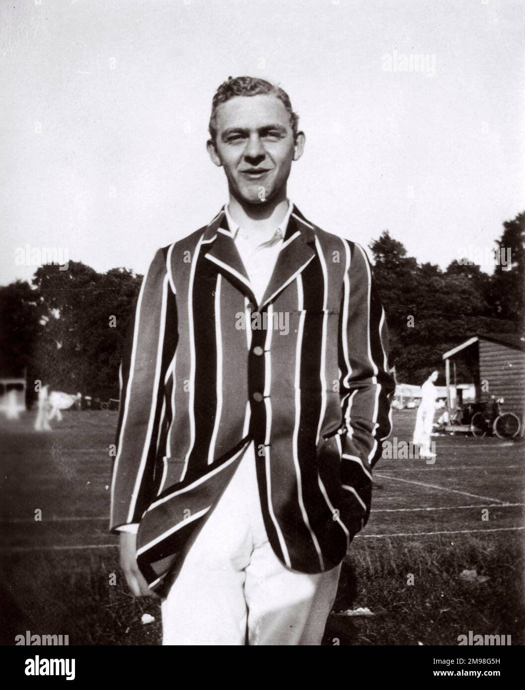 Jeune homme (Albert Auerbach) dans un blazer strippy au Hanger Hill tennis Club, Ealing, West London, été 1913. Banque D'Images