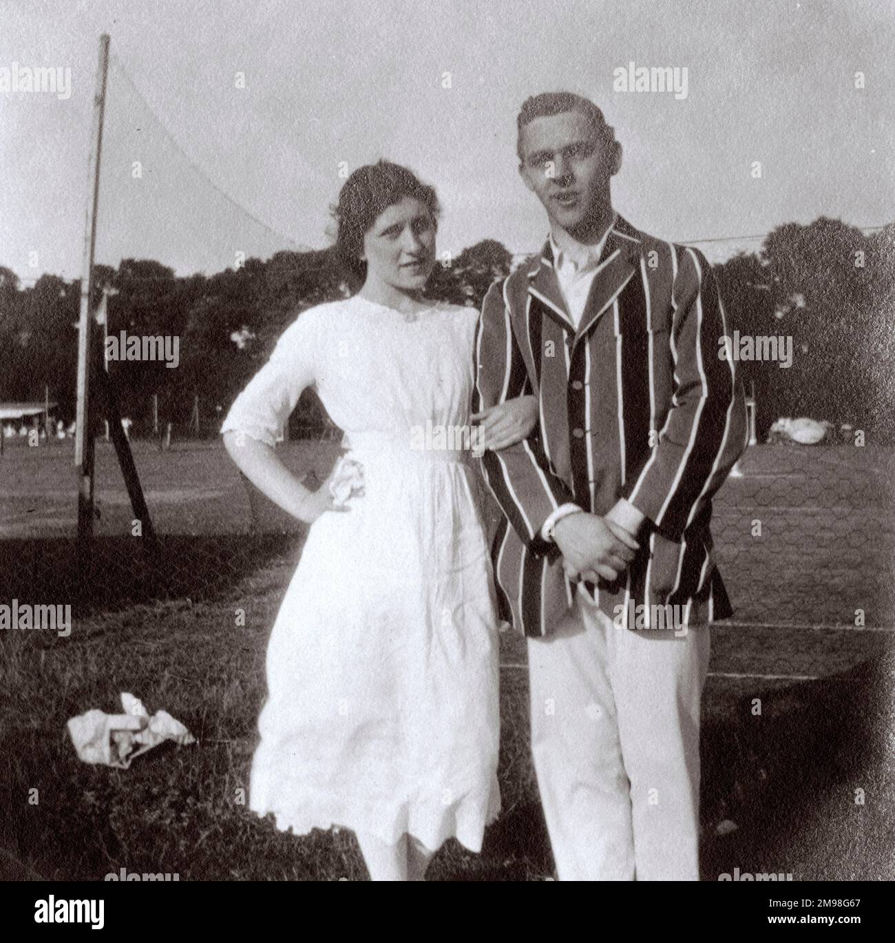 Jeune couple (Albert Auerbach et Dorothy Hay) au Hanger Hill tennis Club, Ealing, West London. Banque D'Images