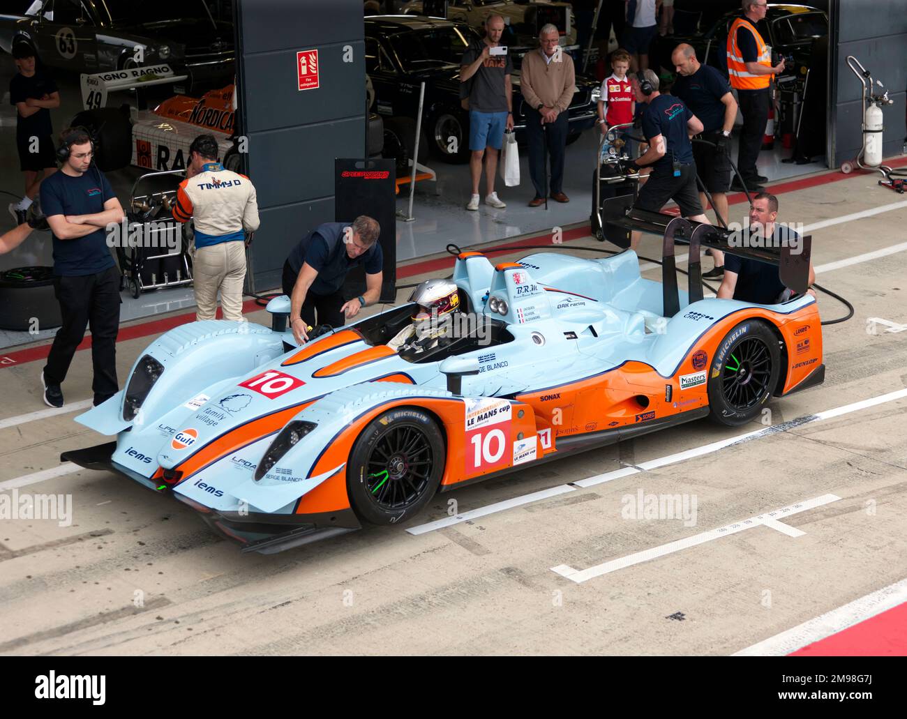 Le Ligier JS P3 de Jobstl et Willis, dans les fosses, lors de la session de qualification des Masters Endurance Legends, au Silverstone Classic 2022 Banque D'Images