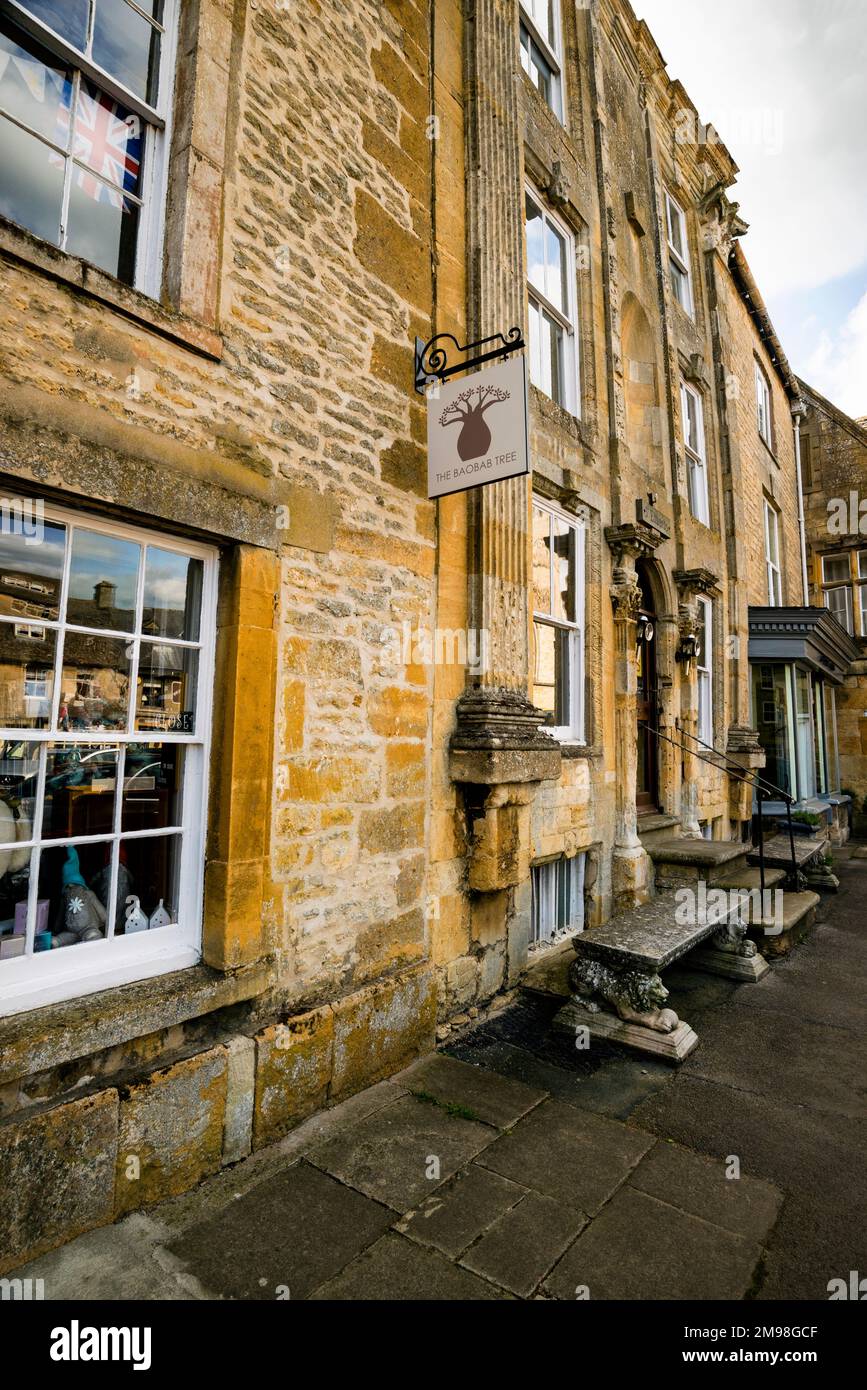 La Fosse Roman Way dans les Cotswolds traverse la ville de Stow-on-the-Wold en Angleterre. Banque D'Images