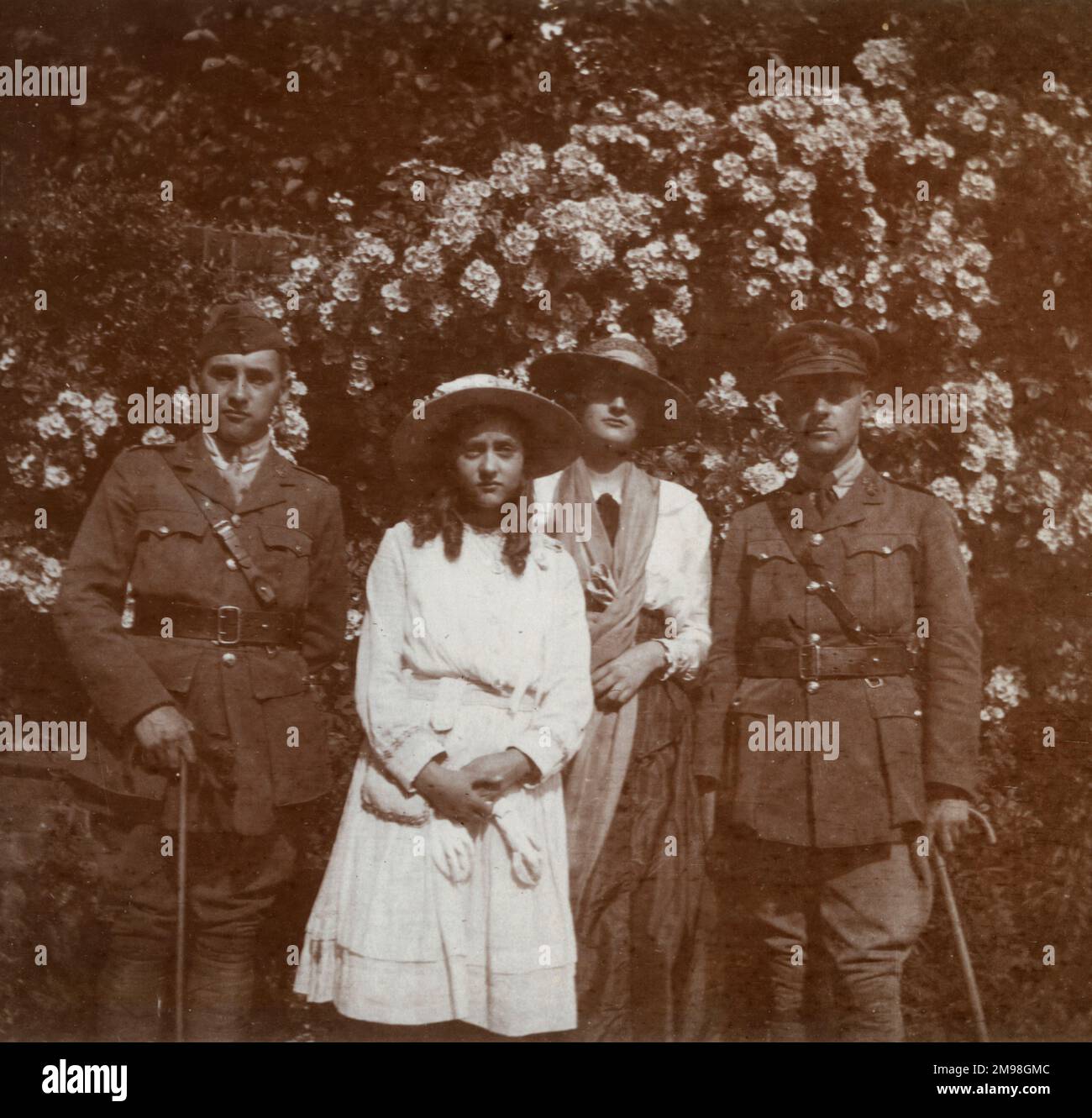 Deux frères et deux sœurs dans un jardin, juillet 1917 -- ils sont, de gauche à droite, Harold, Violet, Lucy et Albert Auerbach. Les deux frères servaient dans les forces pendant la première Guerre mondiale. Banque D'Images