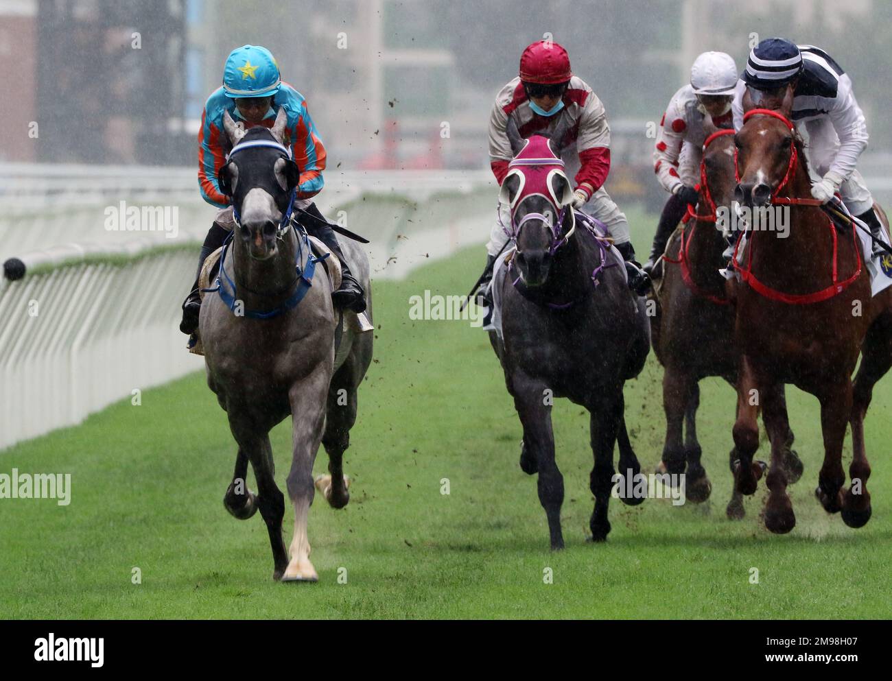 La course 3, SENOR TOBA(2), portée par Joao Moreira, a remporté LA COUPE COMMÉMORATIVE DE LA REINE MÈRE (Groupe 2, 2400m) à Sha Tin. 01MAY22 SCMP / Kenneth Chan. Banque D'Images