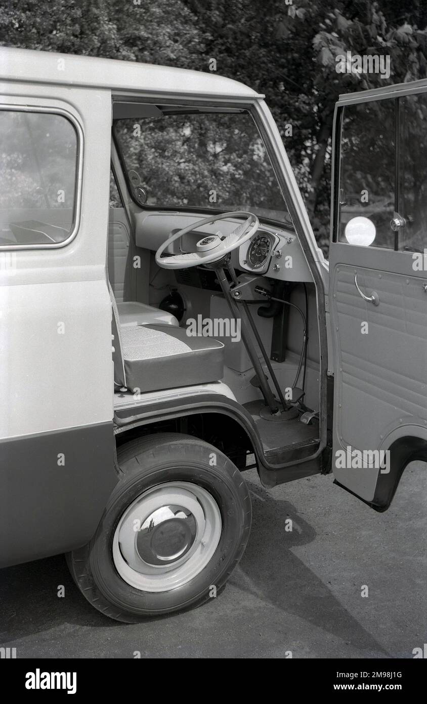 1957, historique, avec la porte du conducteur ouverte, une vue intérieure du taxi d'un minibus Ford Thames 15 cwt 400E ou d'un petit porte-bagages. Le 400E était un véhicule commercial léger fabriqué à Dagenham, en Grande-Bretagne par Ford UK de 1957 à 1965. Banque D'Images