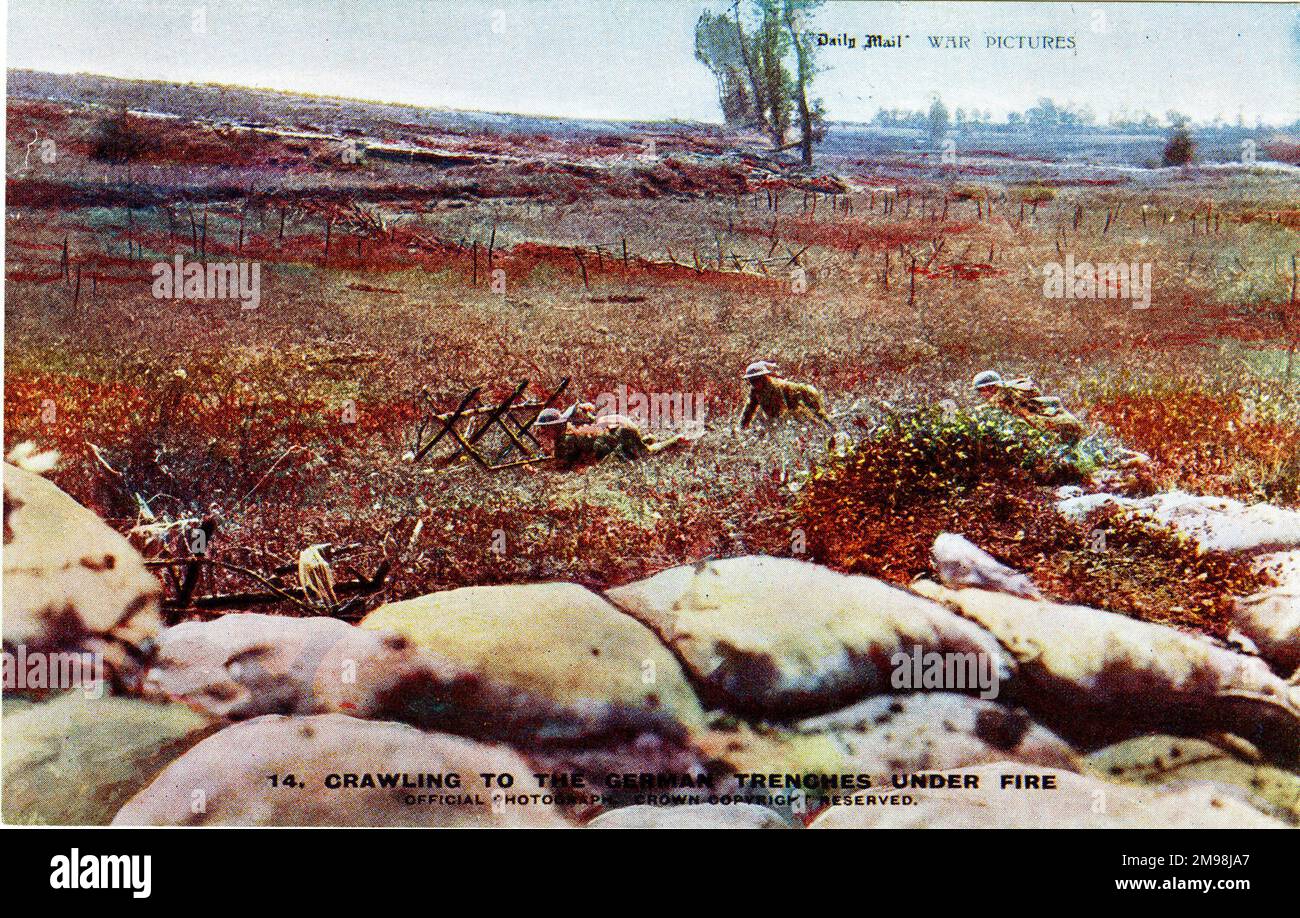 Ramper dans les tranchées allemandes sous le feu, WW1. Banque D'Images