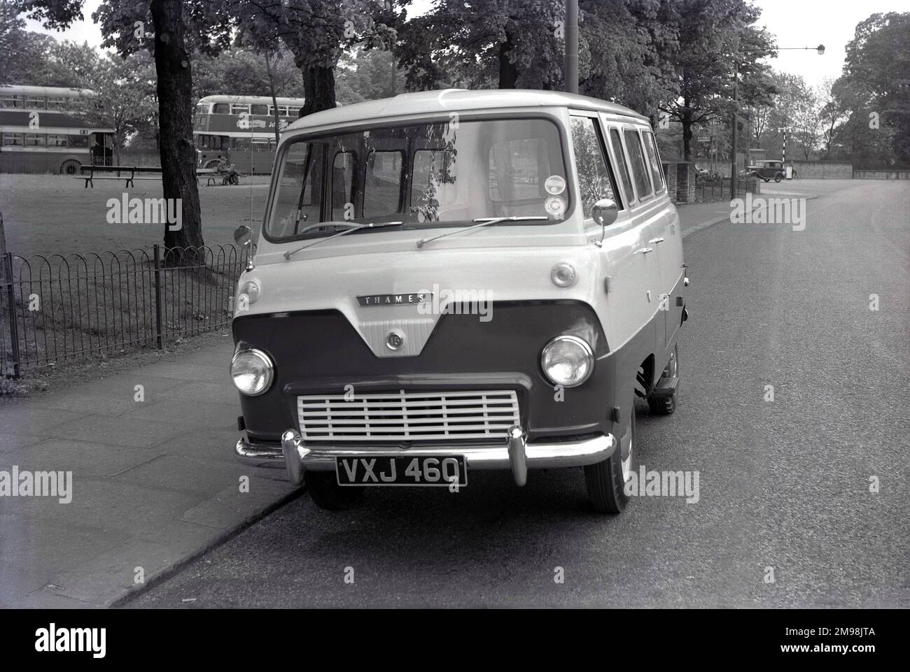 1957, historique, un Ford Thames 15 cwt 400E minibus ou petit porte-personnes, garés près de Wilmslow Rd, Parrs Wood, Didsbury, Manchester, Angleterre, ROYAUME-UNI. Le 400E était un véhicule commercial léger fabriqué à Dagenham, en Grande-Bretagne par Ford UK de 1957 à 1965. Vu à l'avant, au-dessus de l'emblème circulaire avec la classe de capacité du véhicule (15 tonneht) est le nom Thames. Banque D'Images