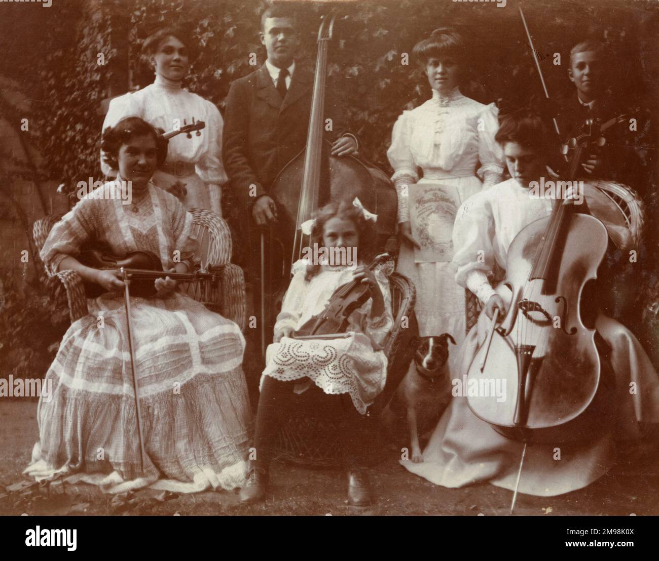 Membres de l'Orchestre Dalrymple, photographiés dans un jardin. Banque D'Images