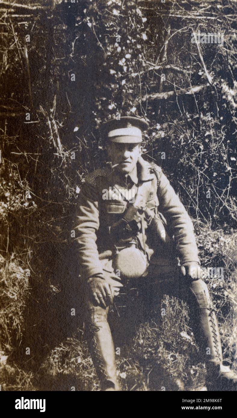 Soldat Sur Le Front De L'Ouest Pendant La Première Guerre Mondiale Portant Des Bottes De Champ A Lacets Et Avec Une Bouteille D Eau Accrochee A Une Sangle 2m98k6t