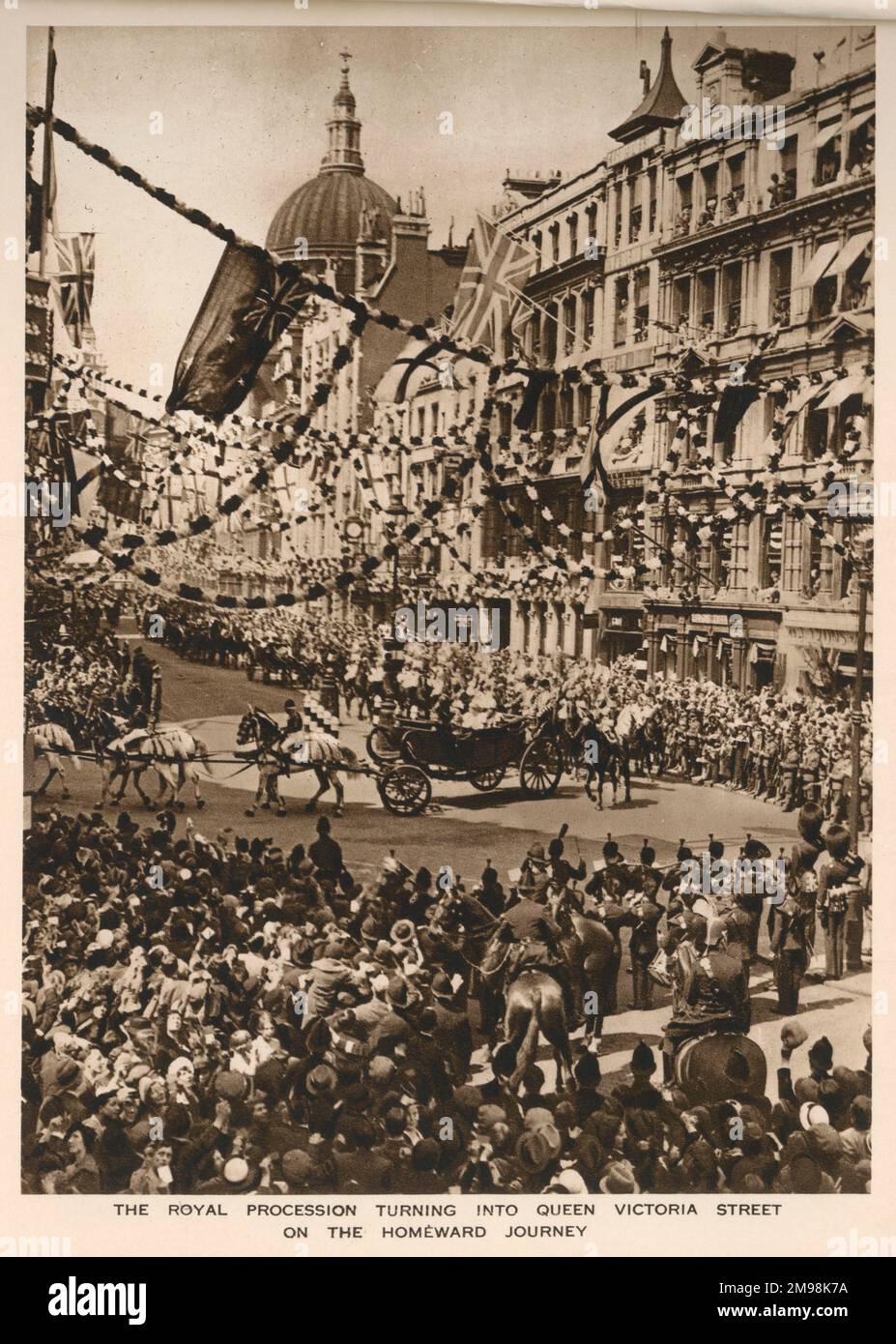 Le roi George V et la reine Marie en calèche lors de leur voyage de retour de la cathédrale Saint-Paul, après le service d'action de grâce du Jubilé royal de l'argent, le 6 mai 1935, pour célébrer 25 ans sur le trône britannique. On voit ici la procession royale qui se transforme en Queen Victoria Street. Banque D'Images
