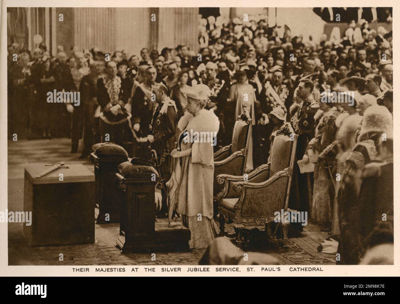 Le roi George V et la reine Mary dans la cathédrale Saint-Paul, prenant part au service d'action de grâce du Jubilé royal d'argent, le 6 mai 1935, pour célébrer 25 ans sur le trône britannique. Banque D'Images