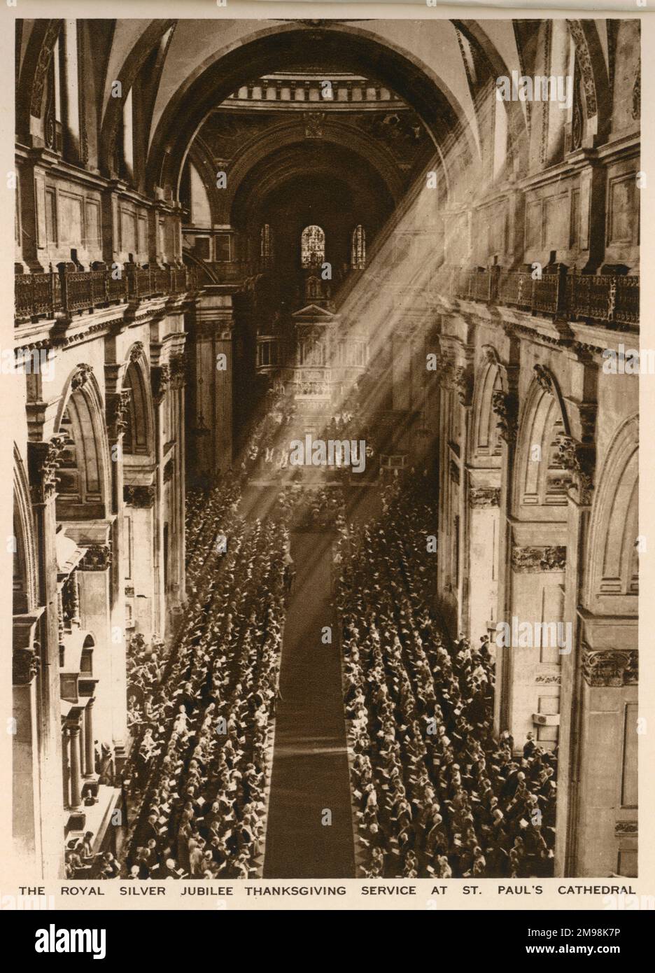 Vue aérienne à l'intérieur de la cathédrale Saint-Paul, montrant le service d'action de grâce du Jubilé royal d'argent en cours le 6 mai 1935, pour célébrer les 25 ans du roi George V et de la reine Mary sur le trône britannique. Banque D'Images