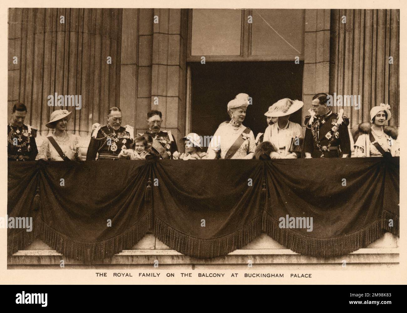 Le roi George V et la reine Mary sur le balcon de Buckingham Palace le 6 mai 1935, avec le duc et la duchesse de York, le duc et la duchesse de Kent, la princesse Elizabeth, la princesse Margaret Rose et d'autres, Après le service du Royal Silver Jubilee à la cathédrale Saint-Paul pour célébrer 25 ans sur le trône britannique. Banque D'Images