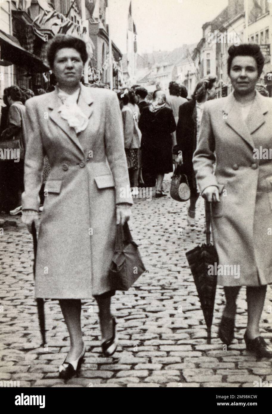 Paire de jumeaux français propriétaire d'une rue pavée dans le nord de la France Banque D'Images