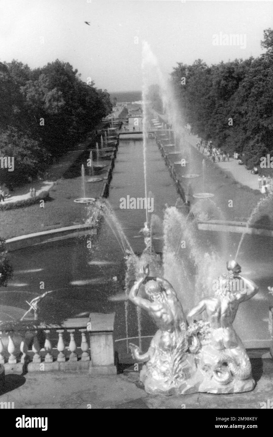 Palais et jardin de Peterhof avec statues et fontaines à Saint-Pétersbourg (Leningrad), Russie, pendant l'ère soviétique, juillet 1959. Banque D'Images
