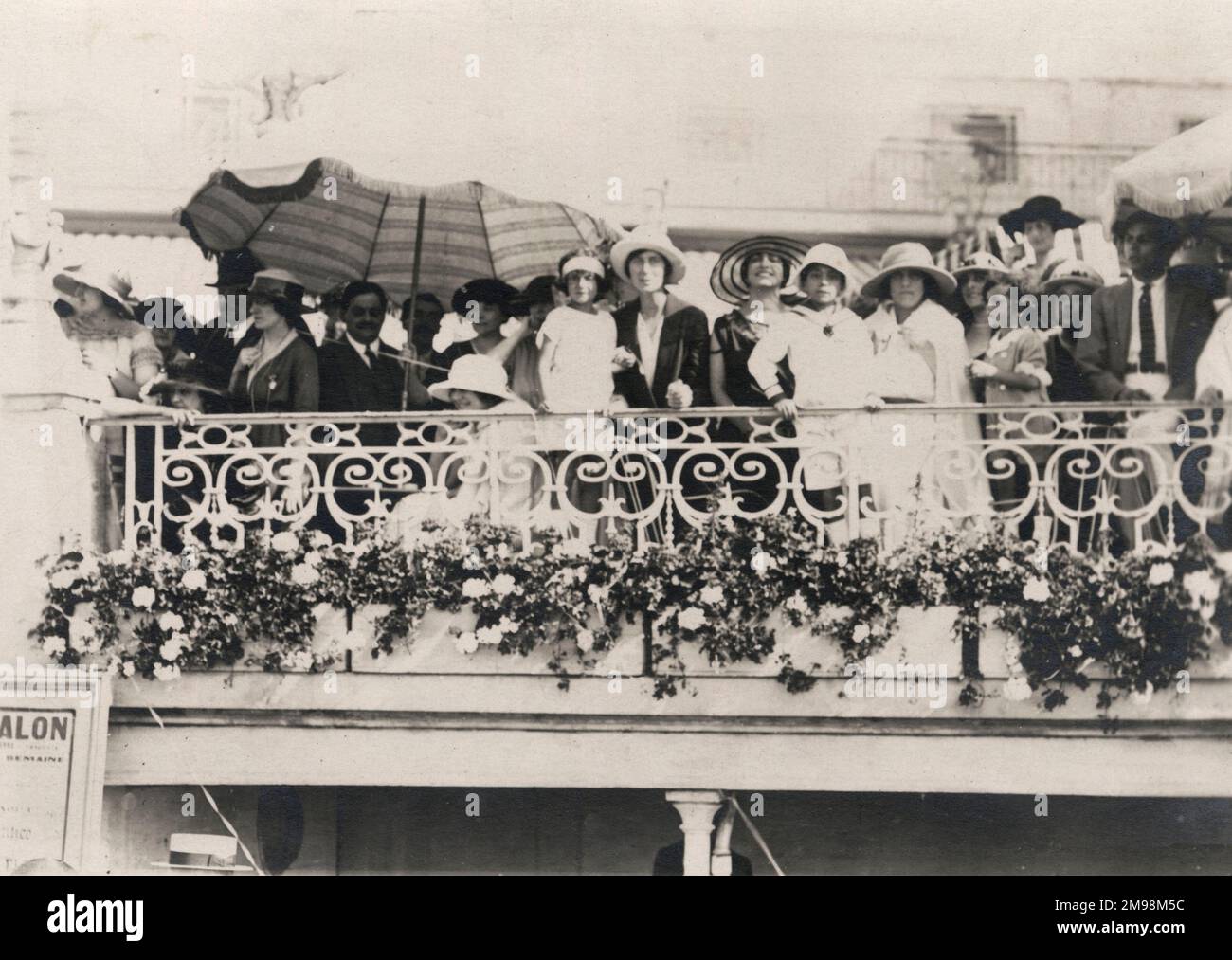 Des vacanciers intelligents - Hastings front de mer, East Sussex. Banque D'Images