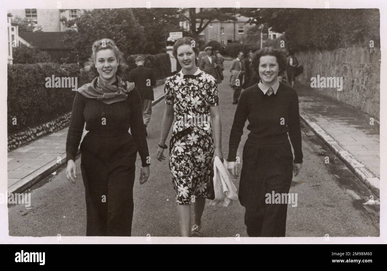 Candid Street snap - trois jeunes femmes joviles marchent sur la route Banque D'Images