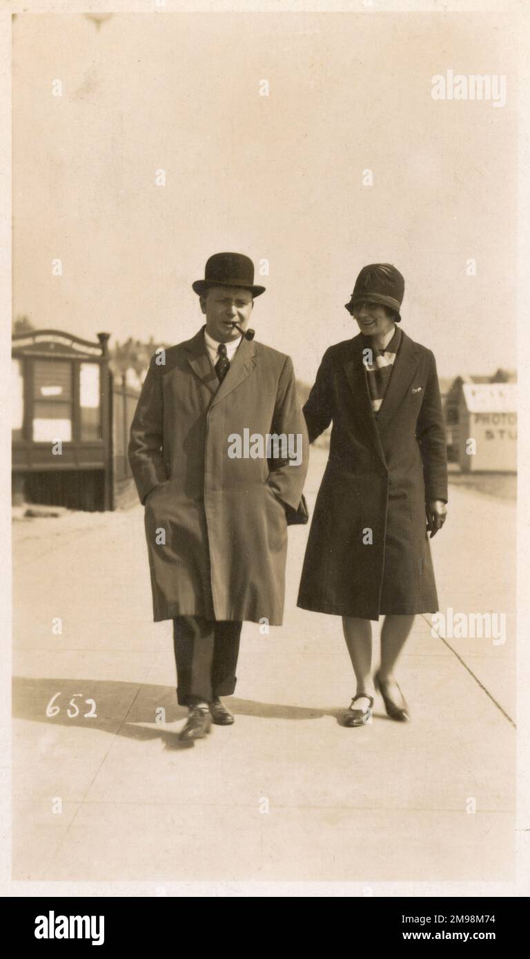 1930s couple pour leur lune de miel (!) Sur le front de mer à Felixstowe, Suffolk. Photo de M. snapshots (!), face au Pavillon de la jetée, à côté de Cordy le chimiste, Felixstowe. Banque D'Images