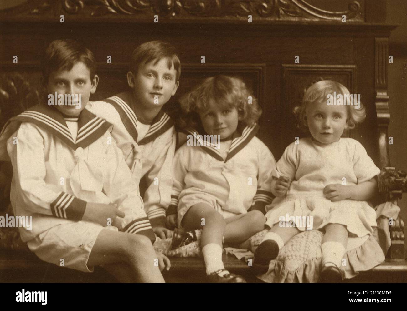 Four Brothers (of Various Age) - Studio Photographic Portrait de French & Co (H. J. Kempsell) de Wallington, Londres. Banque D'Images