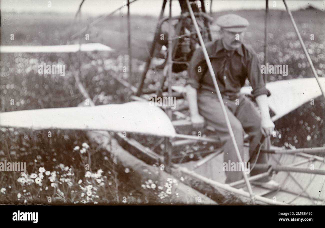 En 1909, la Société aéronautique de Grande-Bretagne (qui devait devenir la Société royale aéronautique) possédait un terrain de vol expérimental à Dagenham. Major Baden Fletcher Smyth Baden-Powell (1860-1937) était un membre et un bienfaiteur de premier plan de la Royal Aeronautical Society. Cette photo montre le « Quadruplane » de B. F. S. Baden-Powell au champ de vol de Dagenham. Banque D'Images