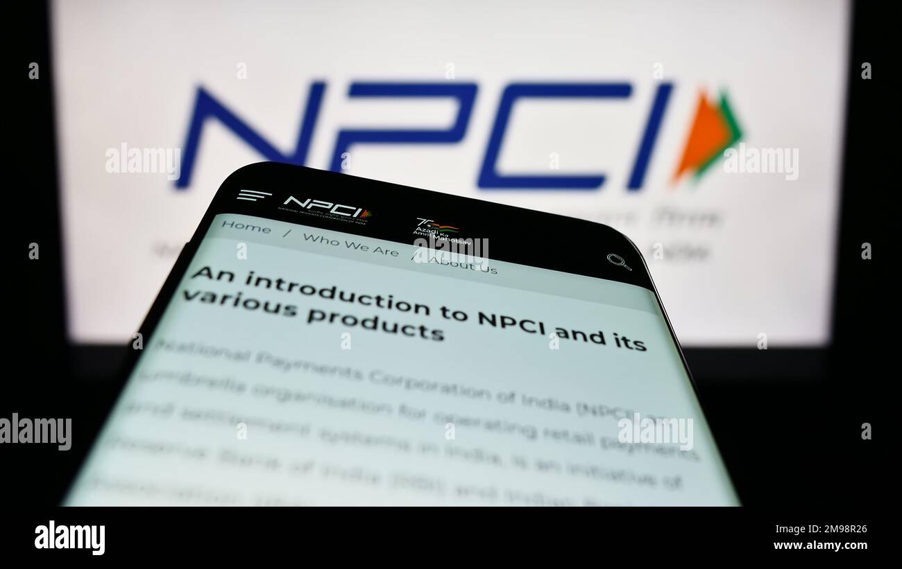 Téléphone mobile avec page web de la National Payments Corporation of India (NPCI) à l'écran devant le logo. Faites la mise au point dans le coin supérieur gauche de l'écran du téléphone. Banque D'Images