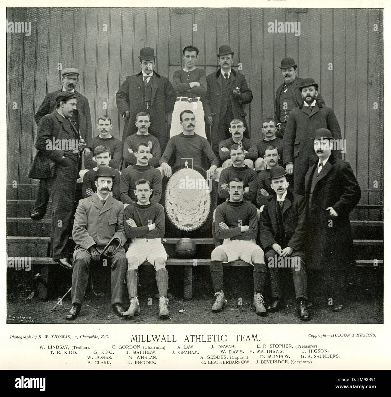 Équipe de football Millwall Athletic : Lindsay, Gordon, Law, Dewar, Stopher, Kidd, King, Matthew, Graham, Davis, Matthews, Higson, Jones, Whelan, Geddes, McInroy, Saunders, Clark, Rhodes, Leatherbarrow, Beveridge. Banque D'Images