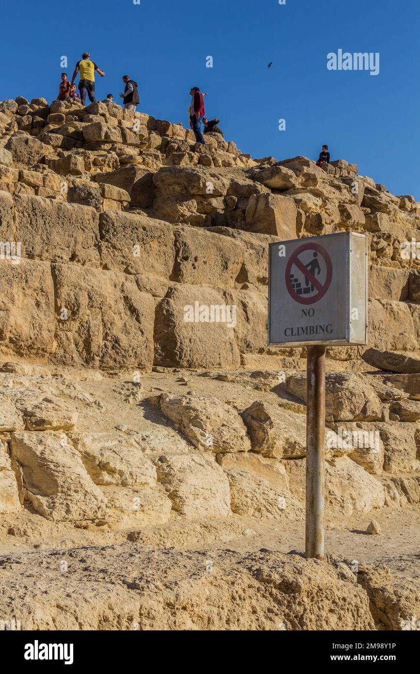 LE CAIRE, EGYPTE - 28 JANVIER 2019:pas de signe d'escalade aux pyramides de Queens à Gizeh, Egypte Banque D'Images