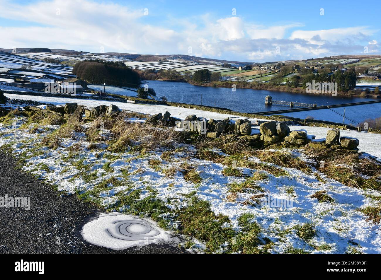 Le réservoir de Haworth Moor et de Lower Laithe, dans le Bronte Country, lors d'une journée d'hiver enneigée et ensoleillée, dans le West Yorkshire Banque D'Images