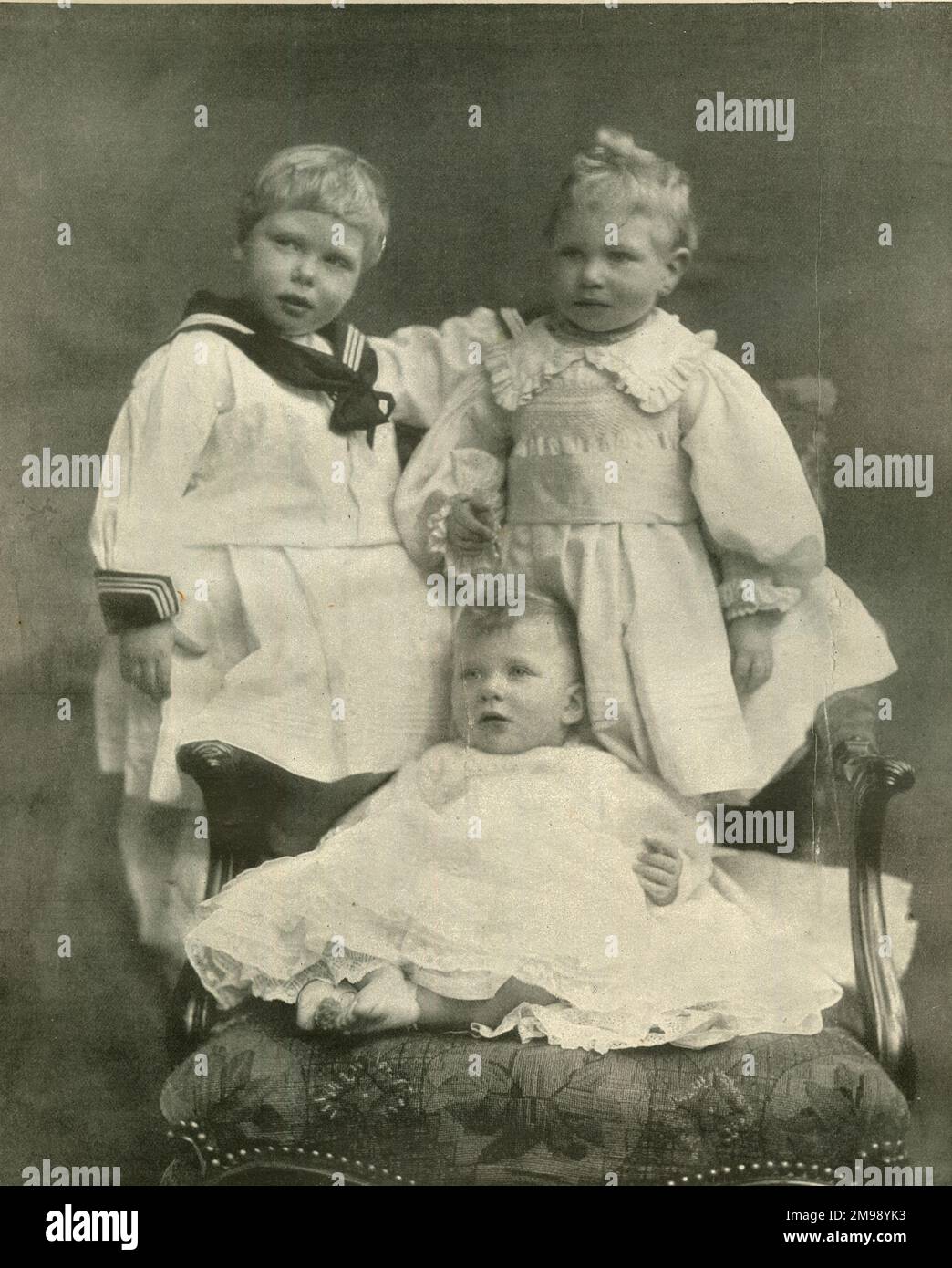 Trois enfants du roi George V et de la reine Mary - le futur Edward VIII (à gauche), le futur George VI (à droite) et la princesse Mary (bébé, au centre). Banque D'Images