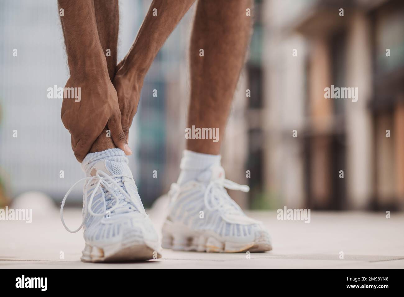 Sportif professionnel souffrant d'une blessure à la jambe inférieure Banque D'Images