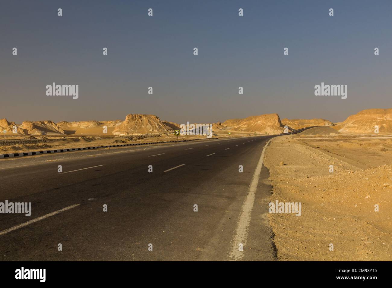 Autoroute dans le désert occidental, Égypte Banque D'Images
