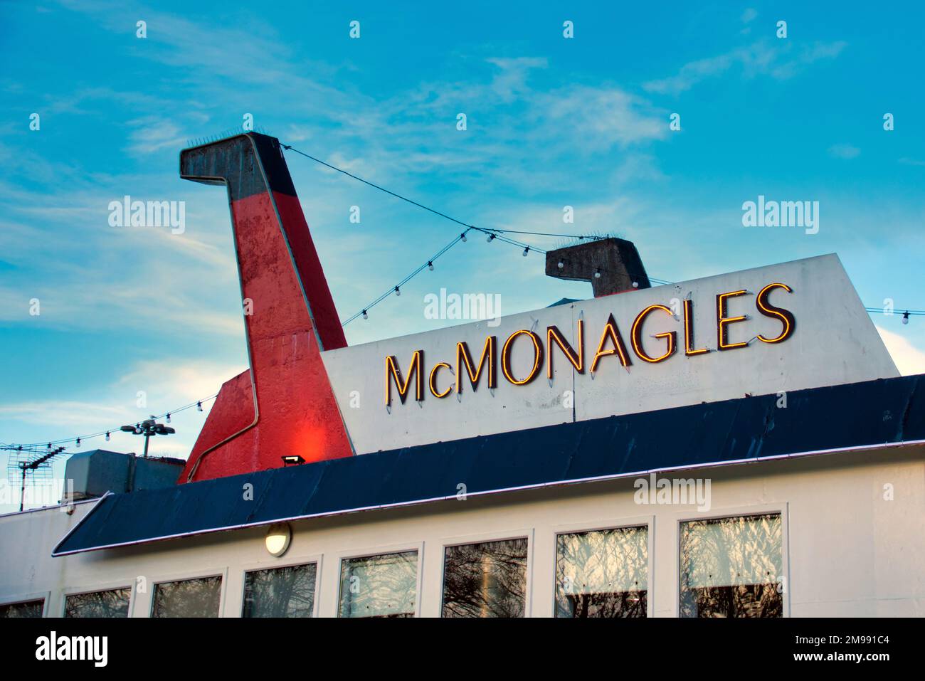 McMonagles signe Fish and chips restaurant boat on the Forth et clyde canal Clyde Shopping Centre 1 Argyll Rd, Clydebank G81 1QA Banque D'Images