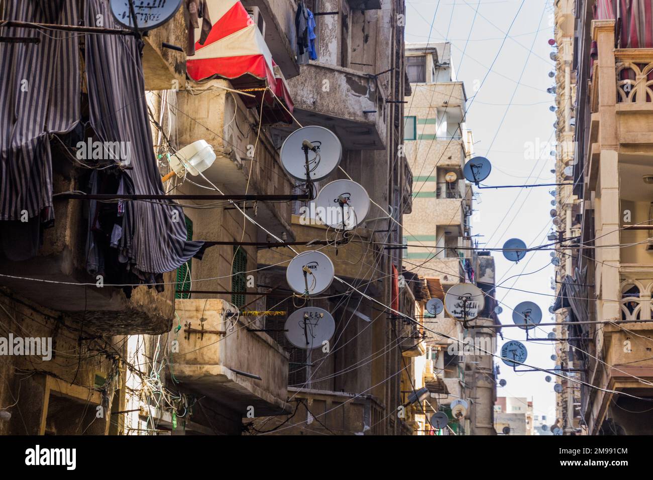 ALEXANDRIE, ÉGYPTE - 2 FÉVRIER 2019 : allée étroite avec des antennes paraboliques à Alexandrie, Égypte Banque D'Images