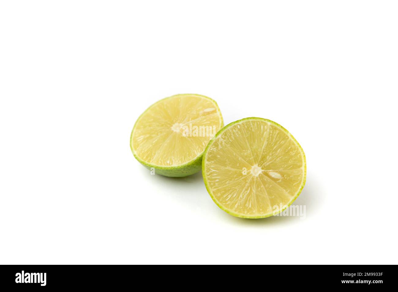 Studio photo d'un citron de moitié avec fond blanc. Banque D'Images