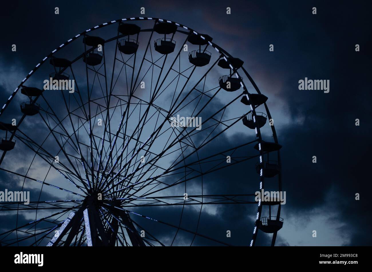 Grande roue sur le port de Varna, Bulgarie. Banque D'Images