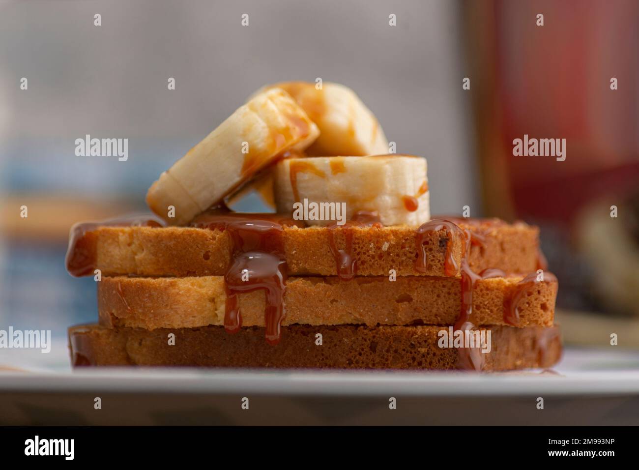 gros plan de pain grillé avec de la cajeta et de la banane. Banque D'Images