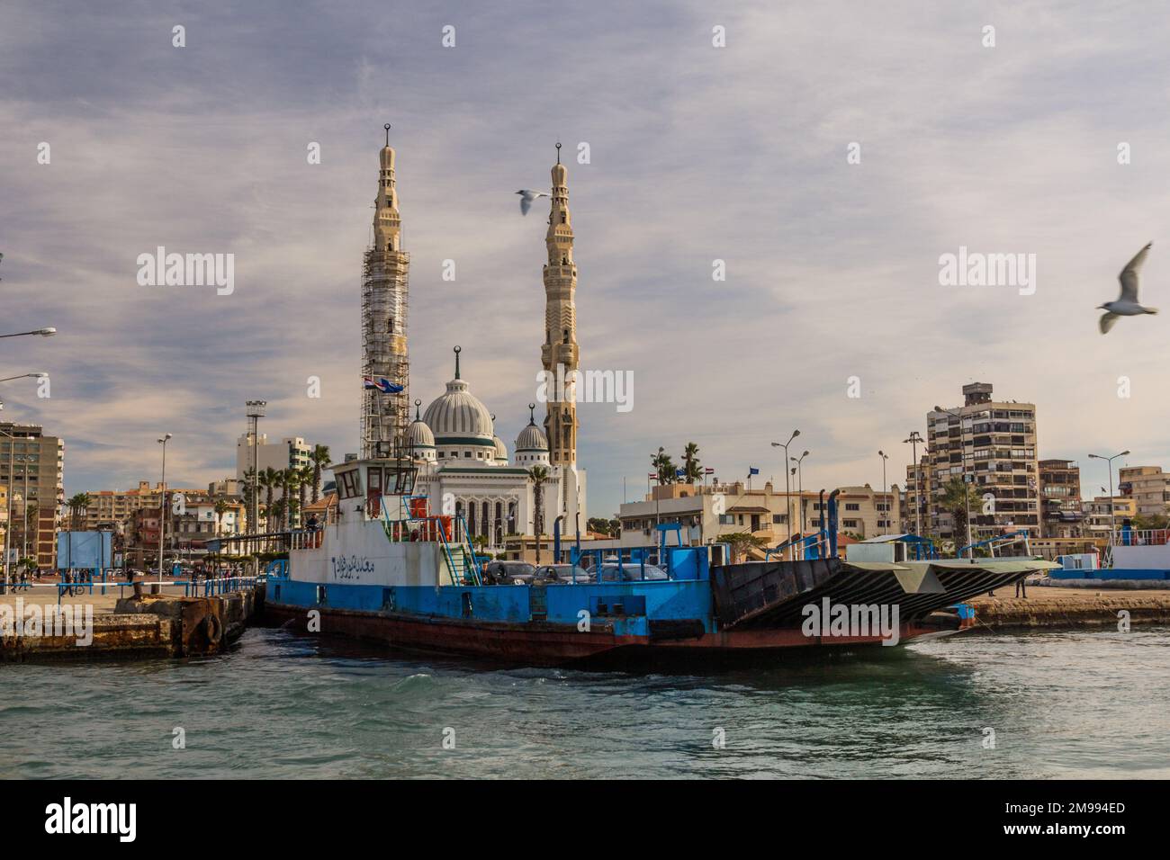 PORT FUAD, ÉGYPTE - 3 FÉVRIER 2019 : Mosquée et ferry à Port Fuad, Égypte Banque D'Images