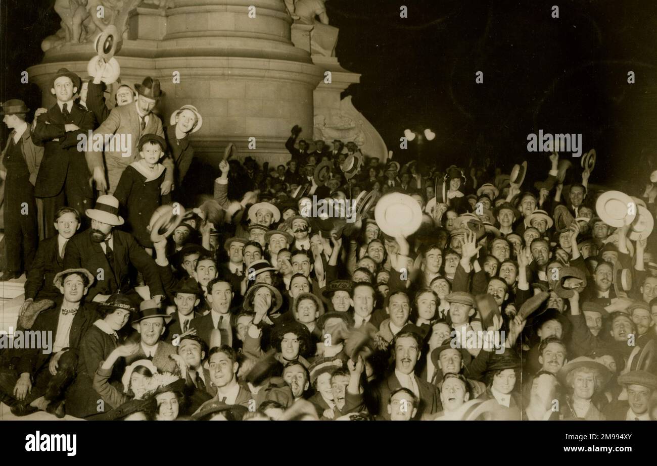 Une foule de gens près du Victoria Memorial, à Londres, au début de la première Guerre mondiale, le 1914 août. Banque D'Images