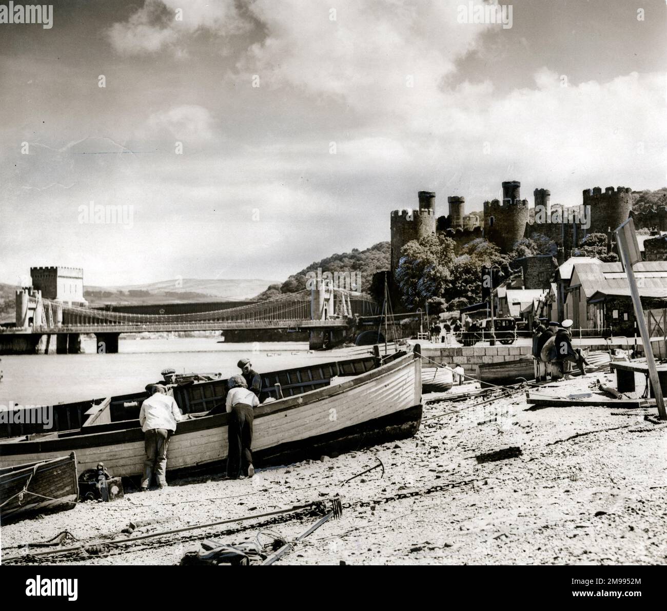 Scène sur la plage de Conwy, au nord du pays de Galles, 10 juin 1939, avec le château de Conwy au loin sur la droite. Banque D'Images