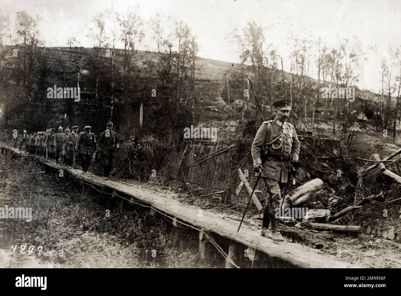 Kaiser Willhelm traversant un pont temporaire érigé au-dessus de la rivière Strypa dans l'ouest de l'Ukraine pendant la première Guerre mondiale. Banque D'Images