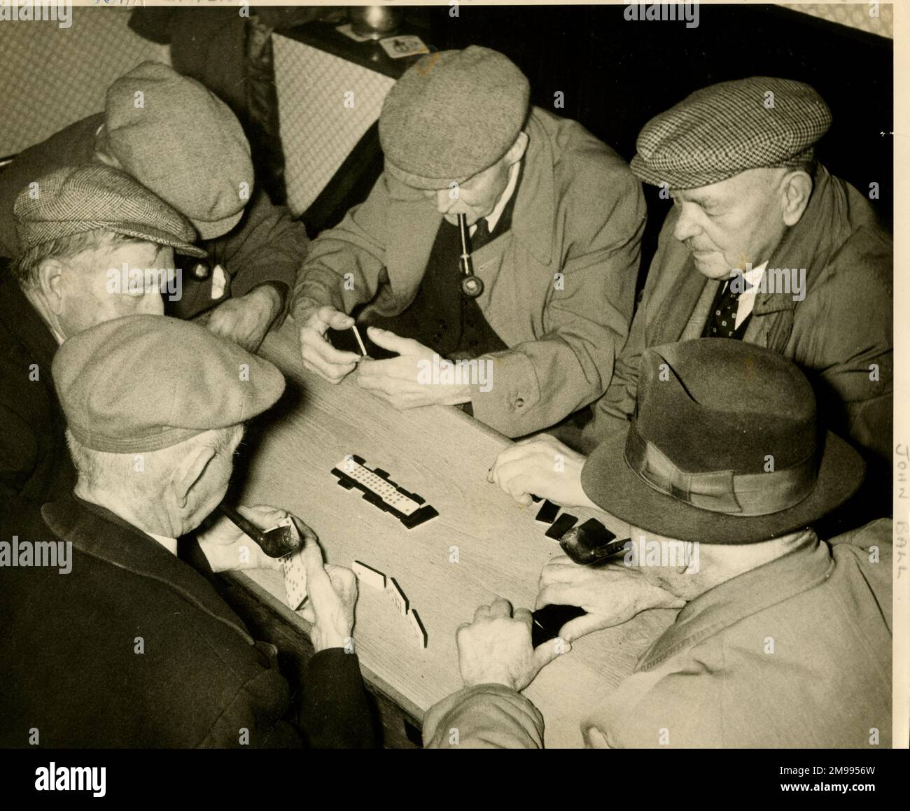 Hommes jouant des dominos, Garstang, Lancashire. Banque D'Images